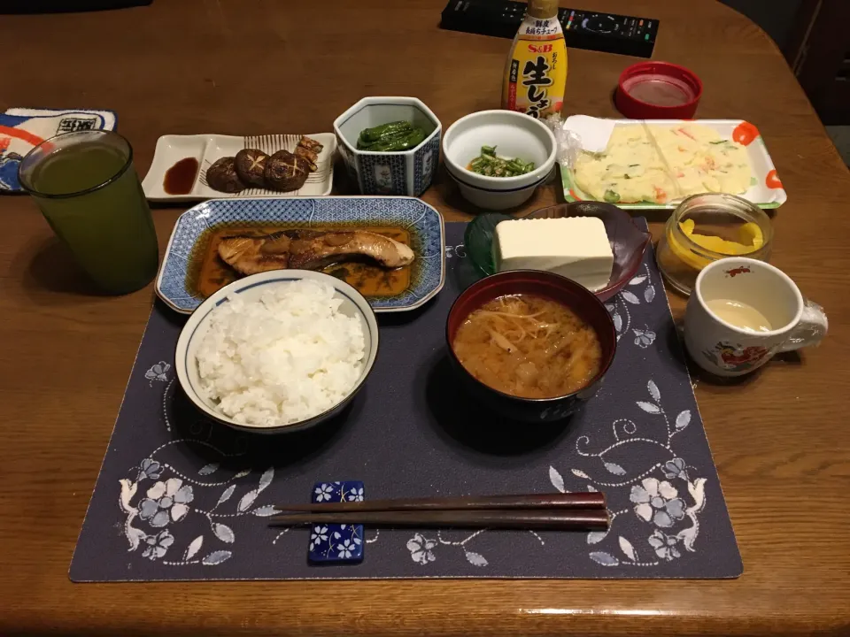 ぶり照り、ししとう炒め、網焼き椎茸、冷奴、名人のみそを使ったきのこと大根の味噌汁、ポテトサラダ(夕飯)|enarinさん