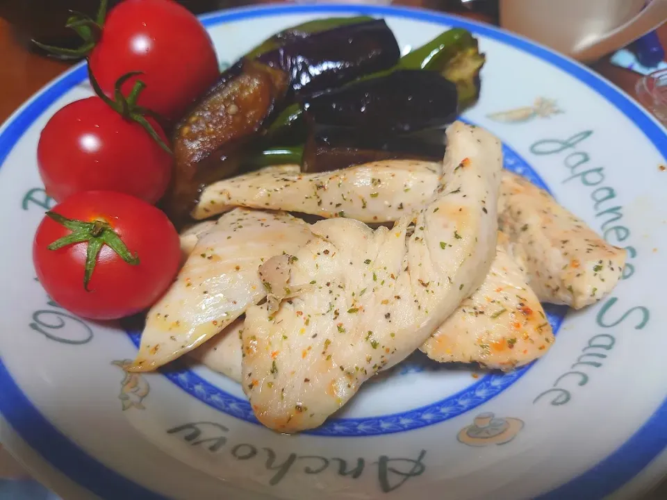 皮無し鶏胸肉のバジルソテーと茄子とピーマンの焼きびたし|Hiroaki Satoさん