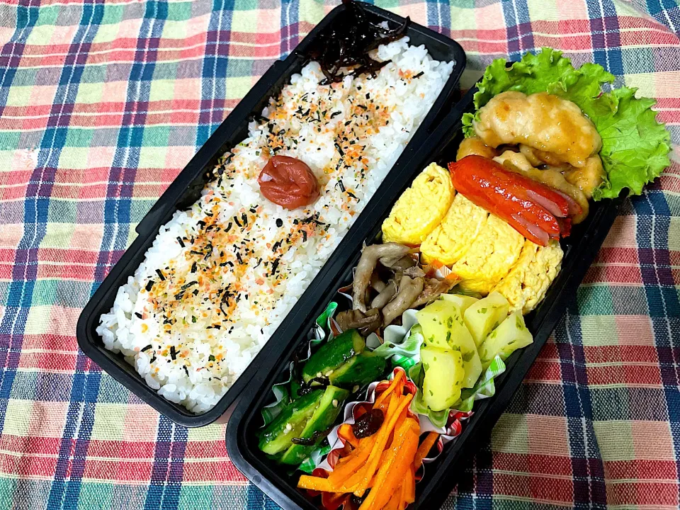 お弁当★鶏の甘みそ絡め、粉チーズ卵、たたききゅうりの塩昆布和え、にんじんのカレーマリネ、青のりじゃがバター、きのこのおかか煮|ハルさん