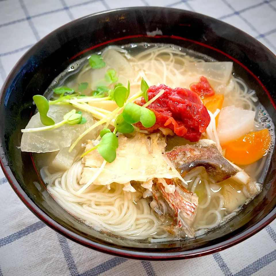 Snapdishの料理写真:6/22 梅トッピング鯛あら汁素麺|あーるさん