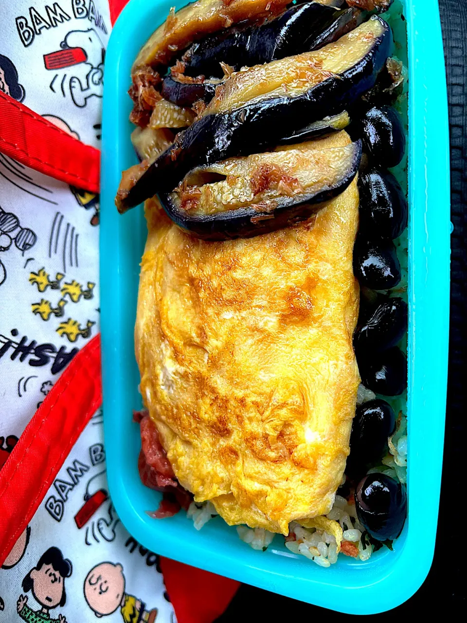 Snapdishの料理写真:#昼飯　カプ野菜茄子おかか炒めと黒豆7個とチーズオムレツと梅乗せロウカット玄米たらこワカメ混ぜご飯弁当|ms903さん