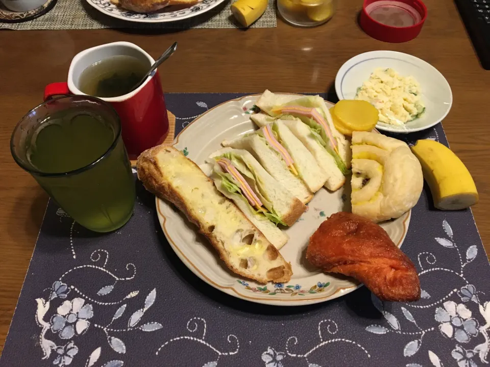 サンドイッチ、ガーリックトースト、お惣菜パン(昼飯)|enarinさん