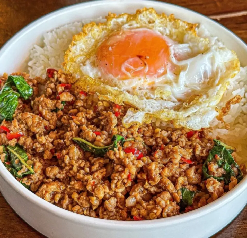 Stir-Fried Minced Pork w/ Chili & Holy Basil Topped w/ Crispy Fried Egg  aka 'Gaprao Moo Sap + Kai Dao' 🐷🍳🌶️🌶️🌶️
(กะเพราหมูสับไข่ดาว)|An'leeさん