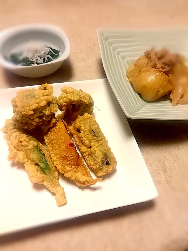 Snapdishの料理写真:今日の夕飯。
Mizukiさんのレシピ、野菜の唐揚げ作ってみました。＆皮付き新じゃがいもとひき肉の煮物。
味がついた衣なのでこのままパクパク。
#今日の夕飯
#家庭料理
#毎日の食卓
#我が家の夕飯
#ひき肉じゃが
#野菜の料理
#唐揚げ
#野菜の唐揚げ|yukari yumiさん