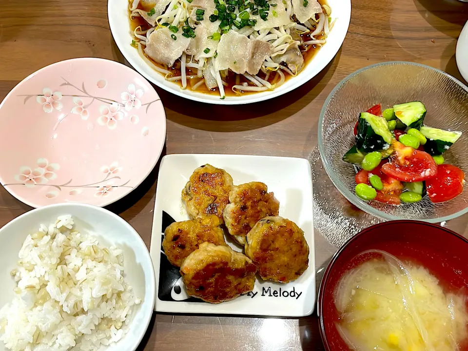 鶏ひき肉とはんぺん野菜のつくね　じゃがバタ味噌汁　きゅうりとトマトの塩麹和え　豚バラともやしのポン酢蒸し|おさむん17さん