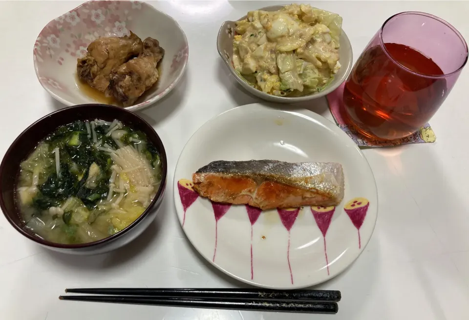 Snapdishの料理写真:今日も作り置きプラス作り足して晩御飯☆鮭のオリーブオイル焼き☆手羽元の酸っぱ煮☆胡麻マヨサラダ（豆苗・キャベツ・ツナ・卵）☆みそ汁（白菜・大根・えのき・揚げ・あおさ）|Saharaさん