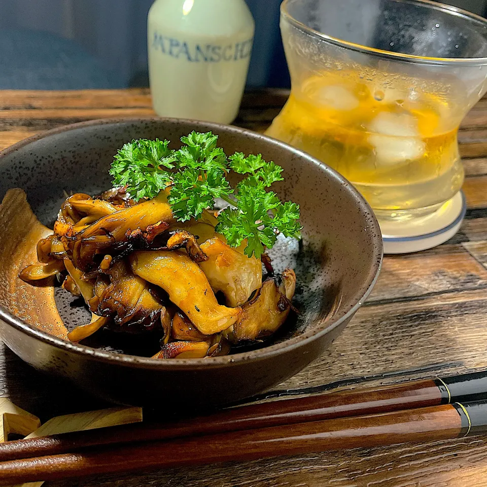 今夜🥃ロックのおつまみは🥘舞茸のガーリックバター醤油炒め　　　　　　　少しミスマッチだけどこれがいい😋|S の食卓2さん