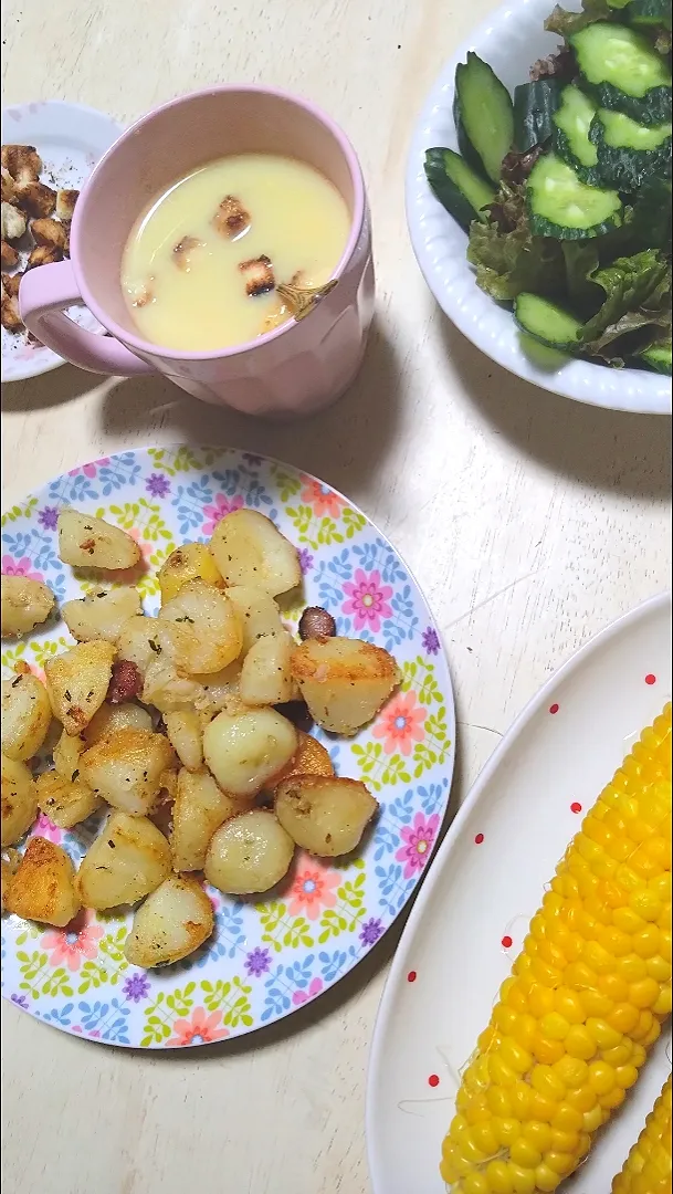 Snapdishの料理写真:夏野菜の収穫祭〜♪初物トウモロコシのコーンスープ、手作りクルトン、きゅうりとサニーレタスのサラダ、ジャーマンポテトwithうちの庭でとれたハーブ|yuika☆さん