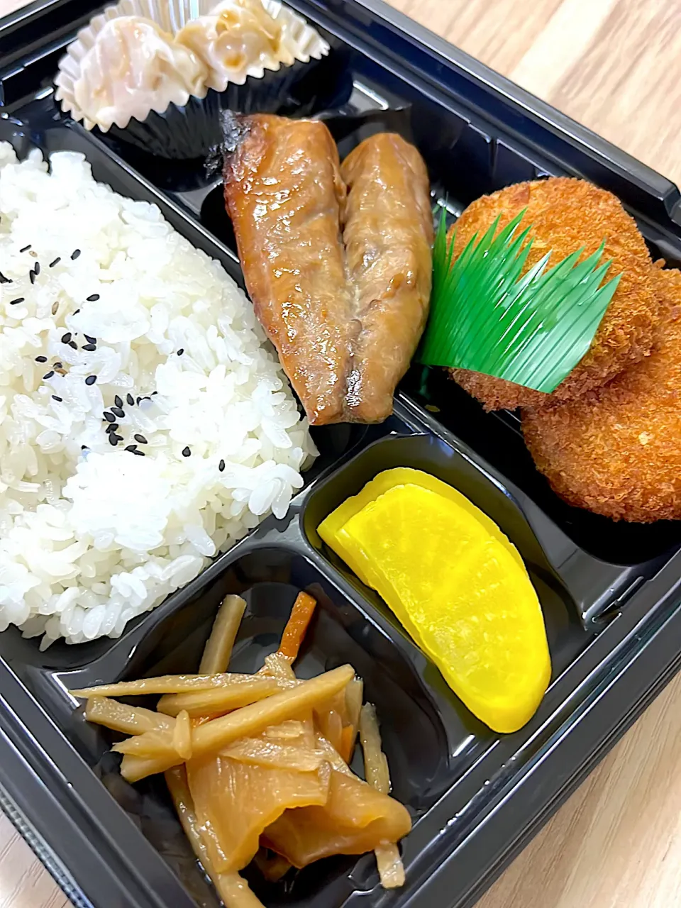 梅のや弁当　サバミリン一夜干しとかにクリームコロッケ|たけさん