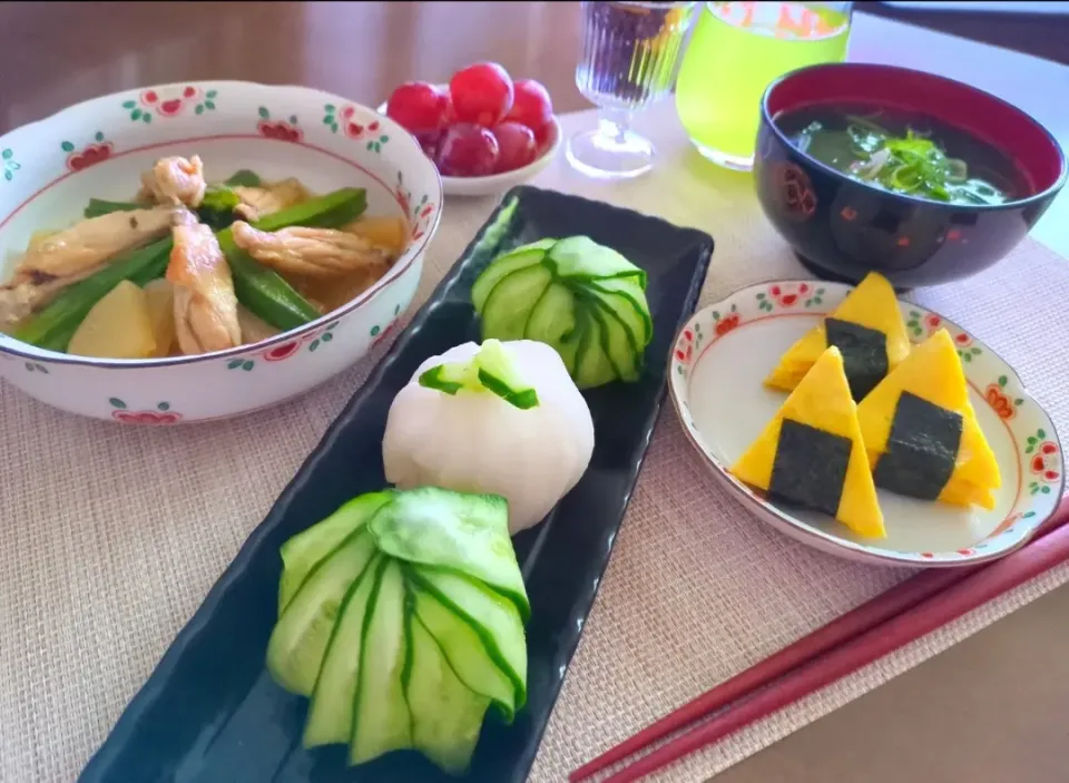 朝ご飯

浅漬け胡瓜&カブラ巻きおにぎり、卵焼き、わかめお味噌汁、手羽先大根煮物です|アカネ💖さん