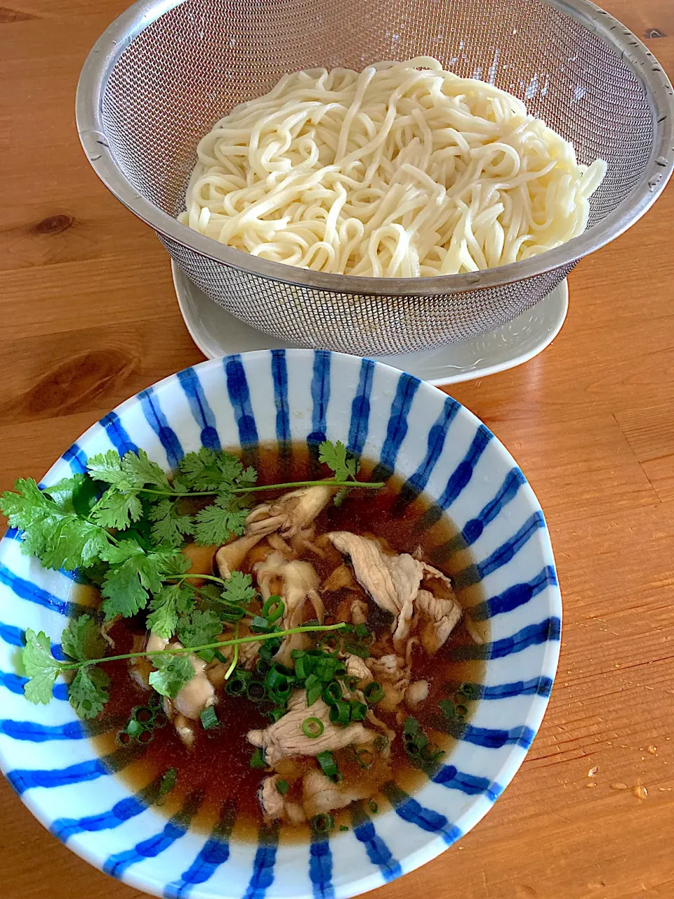 豚肉と舞茸のつけうどん(パクチーのせ)|yoooochanさん