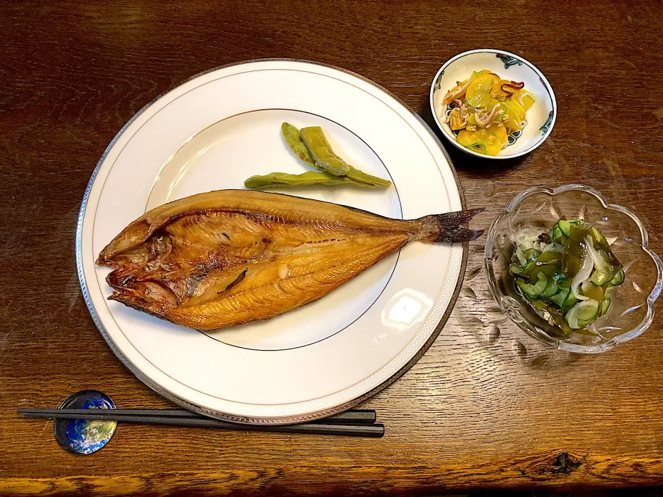 ホッケの開き、ズッキーニの塩昆布和え、キュウリとタマネギの酢の物|カドラさん