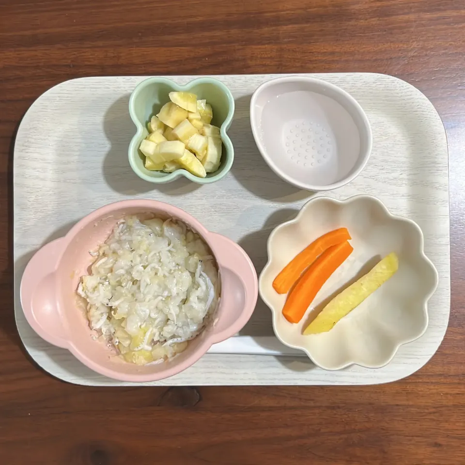 Snapdishの料理写真:キャベツとしらすのまぜごはん、さつまいも、にんじん、バナナ、湯冷し|km2571さん