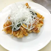 鶏の唐揚げ、濃厚バジルソースを添えて|あむやんさん