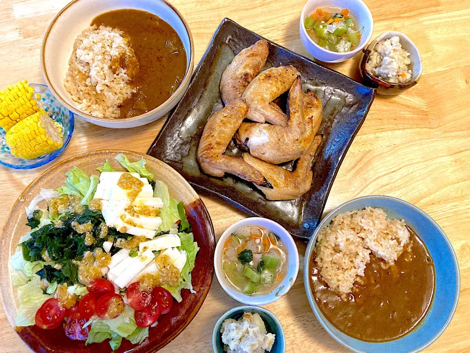 Snapdishの料理写真:牛すじカレー💚手羽先グリル焼き💚お豆腐とワカメのサラダ💚野菜たっぷりスープ💚コロッケの中身(パン粉の買い忘れ🤣)💚とうもろこし🌽|さくたえさん