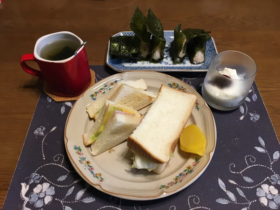 サンドイッチ、おにぎり、バナナとカシスジャム入りヨーグルト(昼飯)|enarinさん