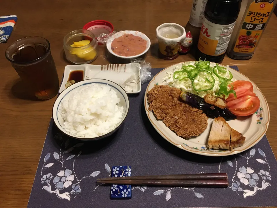 メンチカツ、揚げナス、蒲鉾の素揚げ、ポークソテー、板わさ、イカの塩辛、サラダ(夕飯)|enarinさん