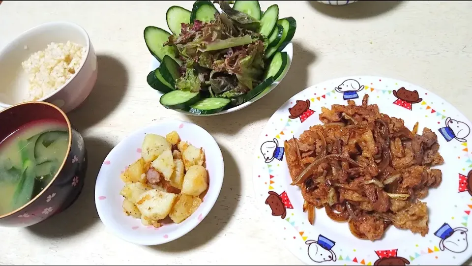 Snapdishの料理写真:今日の晩ごはん☆生姜焼き、ジャーマンポテト、サラダ、ごはん、いんげんの味噌汁|yuika☆さん