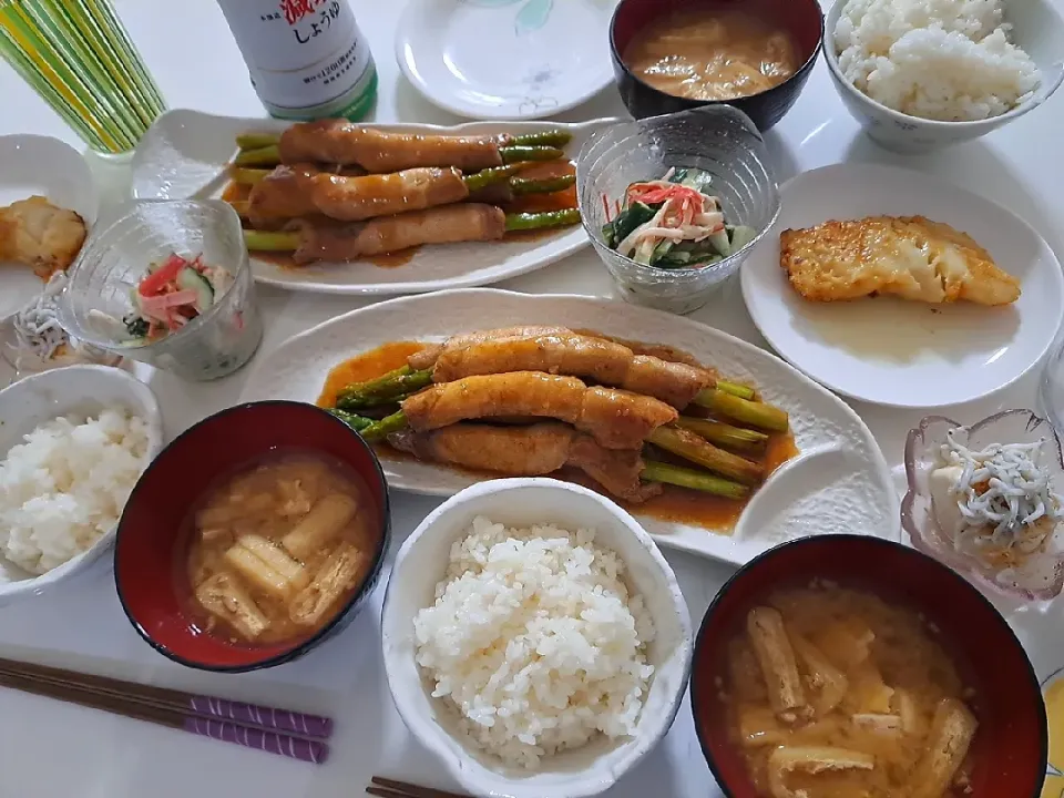 Snapdishの料理写真:夕食(*^^*)
アスパラ肉巻き
鱈バターソテー
しらすのせ豆腐
きゅうりとカニカマサラダ
お味噌汁(ひき肉、豆腐)←昨日の麻婆豆腐を入れて|プリン☆さん