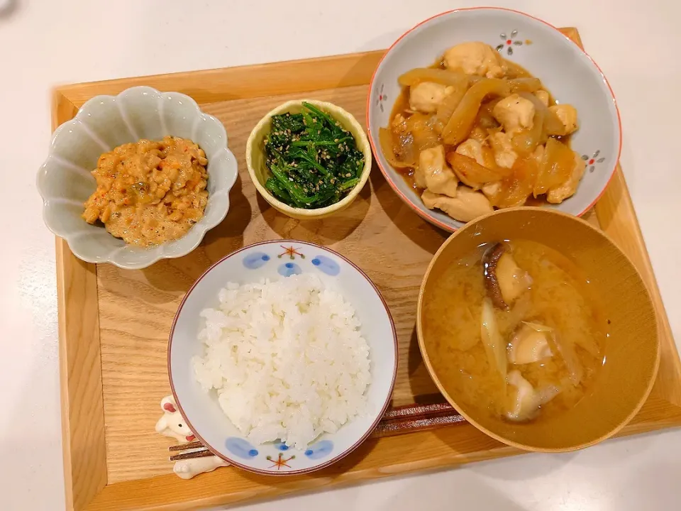 Snapdishの料理写真:ささみの生姜焼き、ほうれん草の胡麻和え、キムチ納豆、味噌汁|sorsmdさん