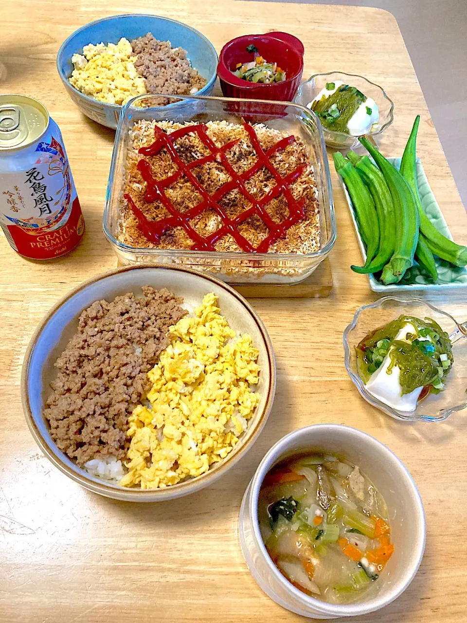 自家製にんにく醤油のそぼろ丼❤️スコップコロッケ❤️茹でオクラ❤️めかぶ奴❤️朝の汁物の残り❤️良いことあったのでビール🍻で乾杯🎵な6/23の晩御飯でした(*´ｰ｀)ゞ|さくたえさん