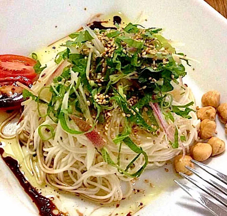 朝の冷製おでん出汁を使い 素麺サラダ仕立てで昼ごはん|ばくあんしゃさん