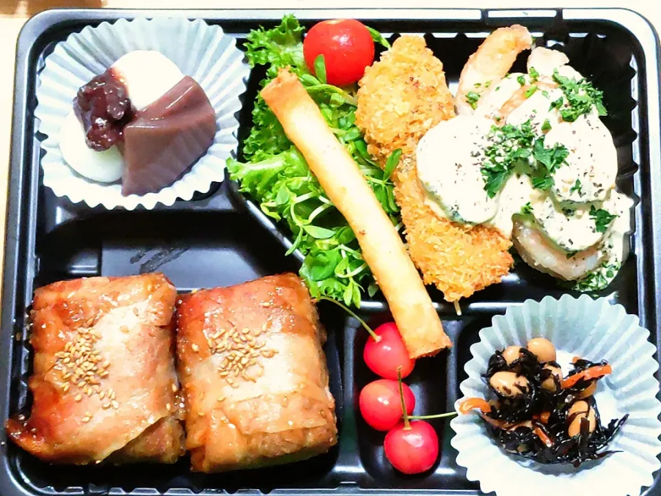 Snapdishの料理写真:今日のお店のお弁当

鶏しそフライ
海老とズッキーニのタルタルソースかけ
肉巻き🍙おにぎり
ひじき煮
デザート

600円|ごますりさん