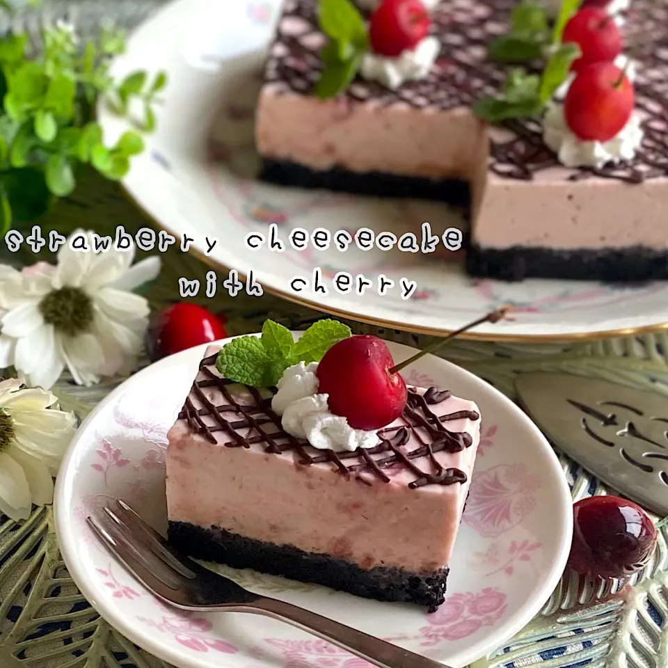 苺のレアチーズケーキ🍓さくらんぼのっけ🍒|kononon♡*゜さん