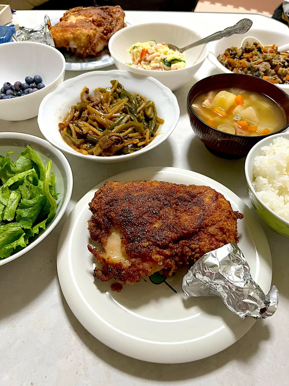 Snapdishの料理写真:フライドチキンと、昨日の残りの青椒肉絲、茄子とひき肉、ポテサラにベランダのレタス🥬幸せご飯♫|ささるみさん