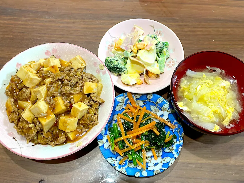 麻婆豆腐丼　ほうれん草と人参の胡麻和え　キャベツと卵の味噌汁　ブロッコリーとゆで卵のマヨ和え|おさむん17さん