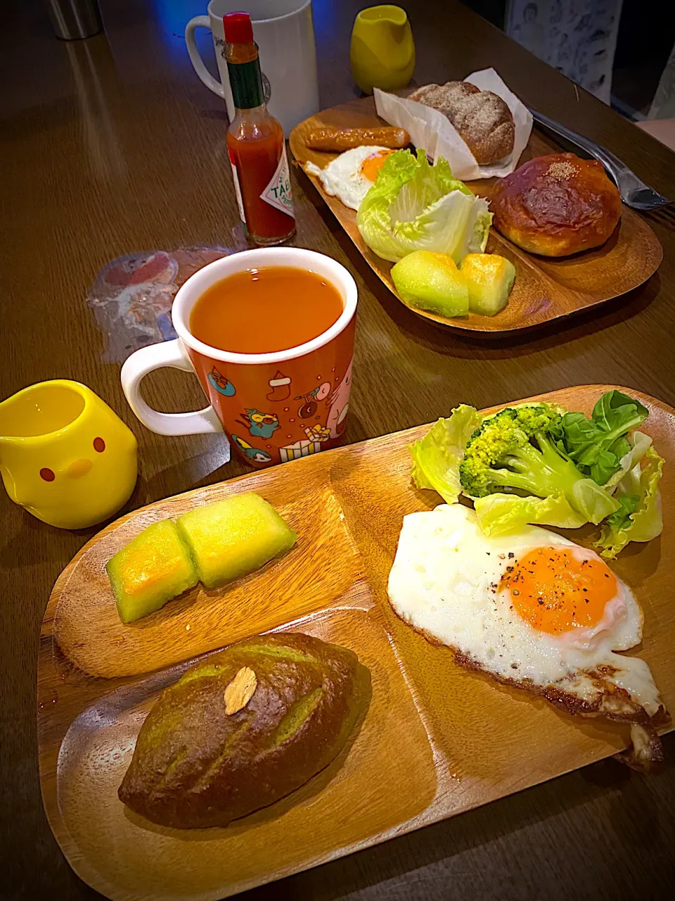 目玉焼き　サラダ　明太子餅パン　抹茶餡パン　ダージリンティー|ch＊K*∀o(^^*)♪さん