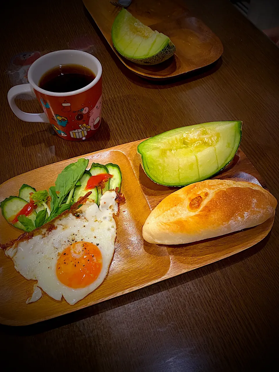 チーズ入りソフトフランスパン　目玉焼き　サラダ　メロン　コーヒー|ch＊K*∀o(^^*)♪さん