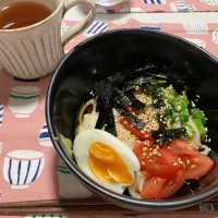 おみやで頂いたおうどんでぶっかけうどん作ってみましたの巻★長芋、オクラがあったのでそれにトマト、ゆで卵、刻み海苔をのっけてなんちゃってぶっかけうどんの出来あがり( ◠‿◠ )|えみちゃんさん