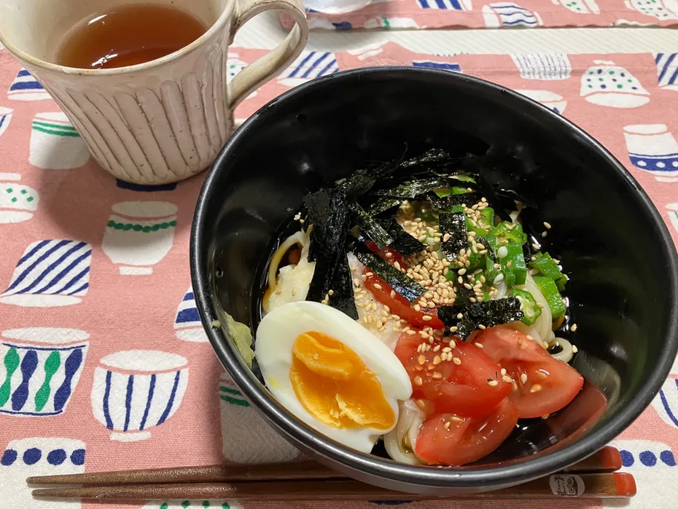 おみやで頂いたおうどんでぶっかけうどん作ってみましたの巻★長芋、オクラがあったのでそれにトマト、ゆで卵、刻み海苔をのっけてなんちゃってぶっかけうどんの出来あがり( ◠‿◠ )|えみちゃんさん