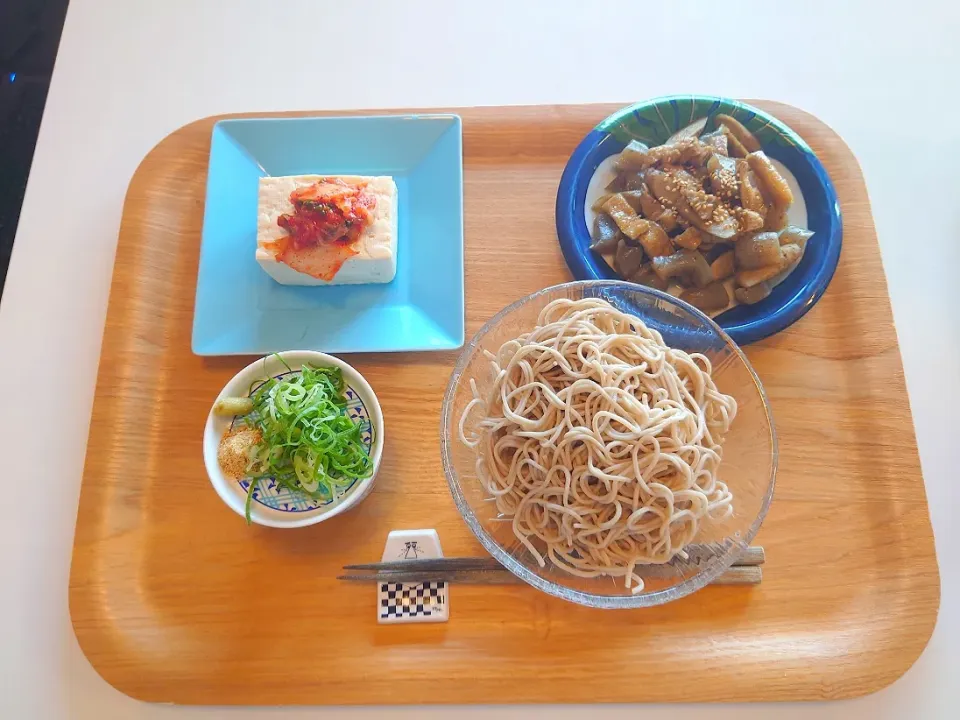 Snapdishの料理写真:今日の夕食　そば、キムチのせ冷奴、こんにゃくとごぼうの煮物|pinknari🐰🌈さん