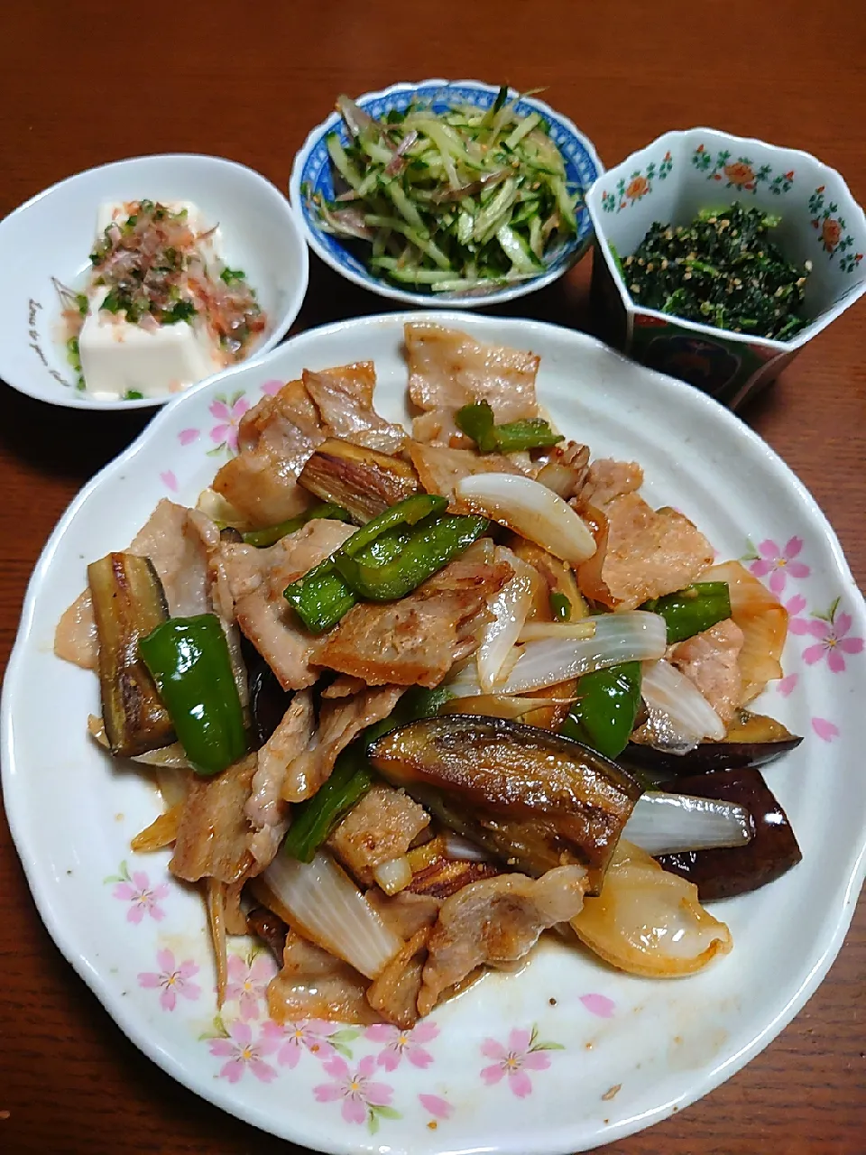 豚バラ野菜炒め
きゅうりとミョウガと大葉和え
ほうれん草胡麻和え
冷奴|ぱやさん