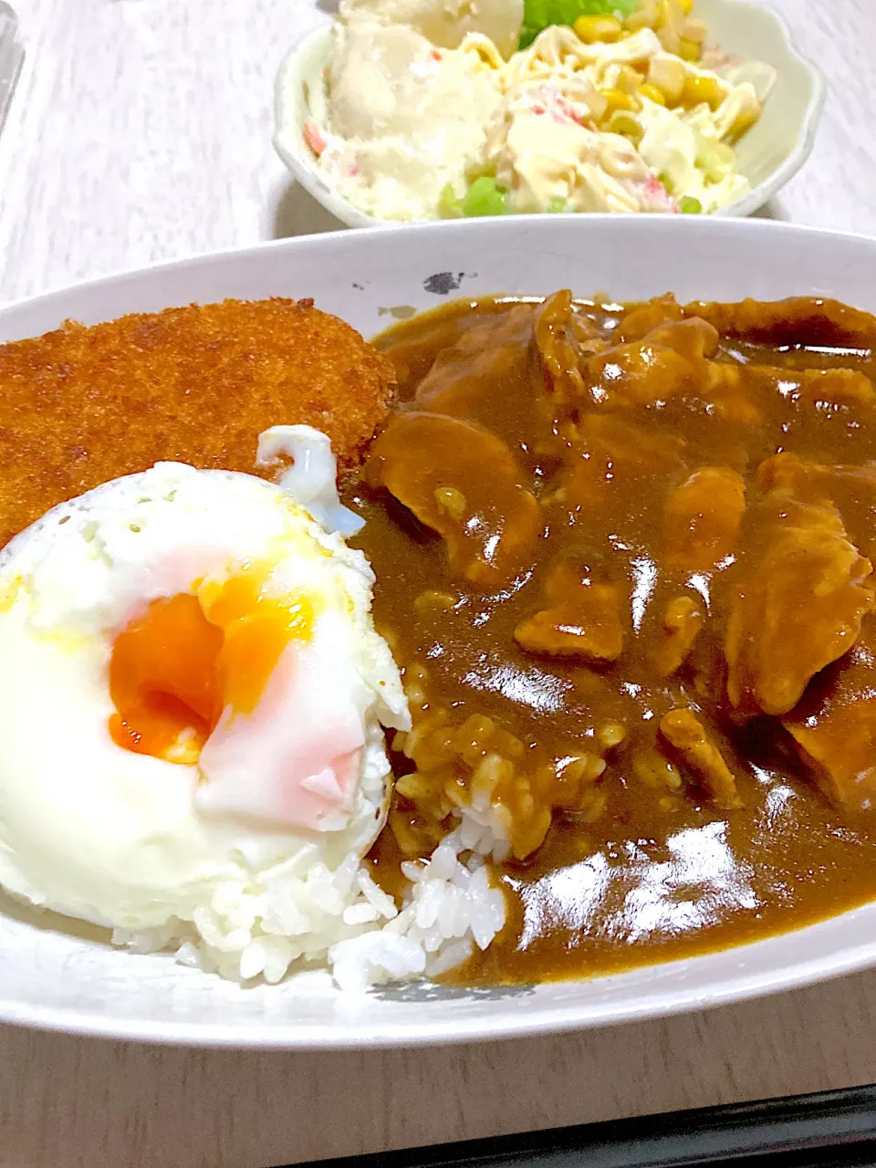 ポテトサラダ、大豆ミートのコロッケのせカレー|Ayaさん