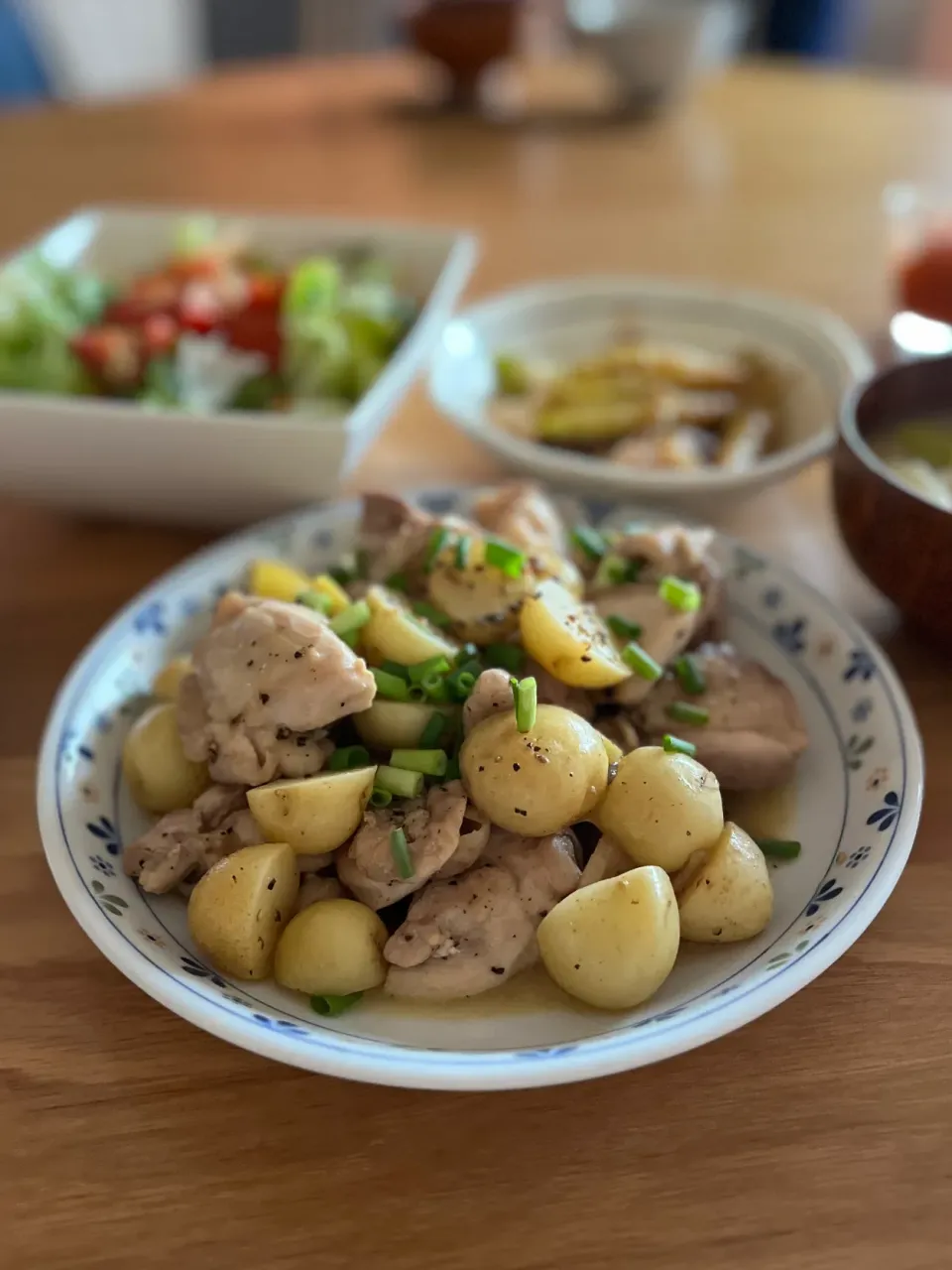 Snapdishの料理写真:6/25の夕食　新じゃがと鶏の塩レモン炒め|yoneさん