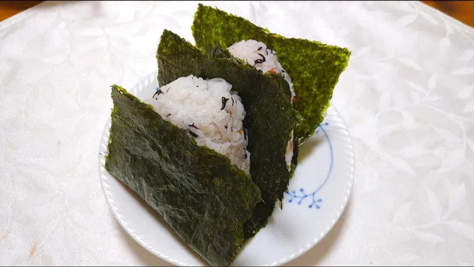 Snapdishの料理写真:6/25の夜勤弁当
じゃこと梅ひじきのおにぎり🍙|卯月さん