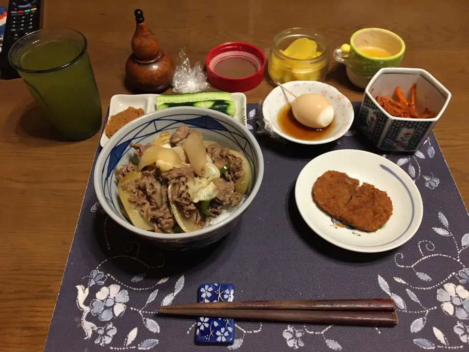 肉野菜炒め丼、人参のきんぴら、味噌キュー、冷奴、コロッケ(夕飯)|enarinさん