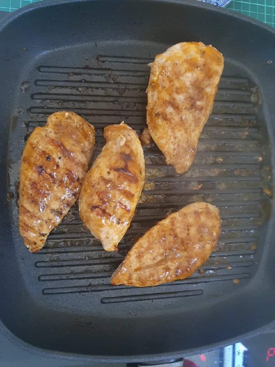 grill chicken breasts|Zaakirah Hattasさん