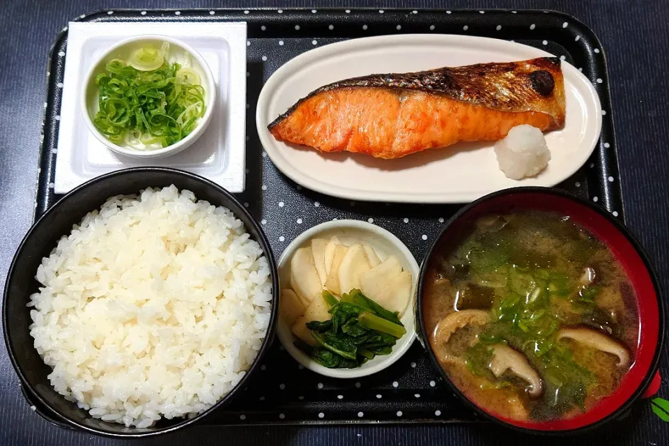 今日の朝ごはん（高知県産コシヒカリに焼鮭（銀鮭）、納豆、椎茸のみそ汁、かぶの浅漬（自家漬））|Mars＠釜飯作り研究中さん