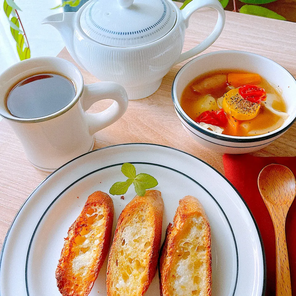 早く起きて食べる野菜スープ(ポトフ)にガーリックトースト🥖🫕☕️|S の食卓2さん