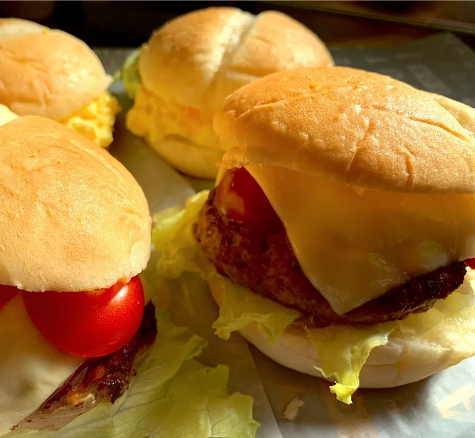 ハンバーガーと卵バーガー🍔|がおりんさん