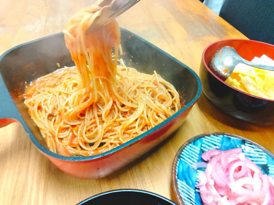 Snapdishの料理写真:虚無トマトパスタと紫玉ねぎマリネ。|ヌンチャク・コーイチさん