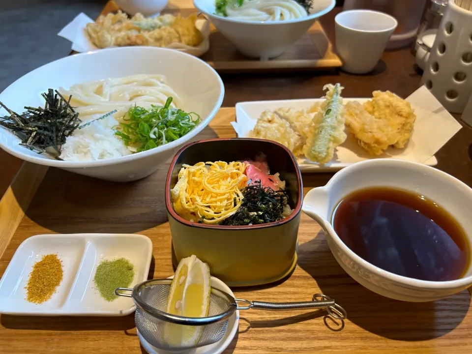 淡路鶏のとり天ぶっかけうどん中盛、ばら寿司、えびちくわ天|buhizouさん