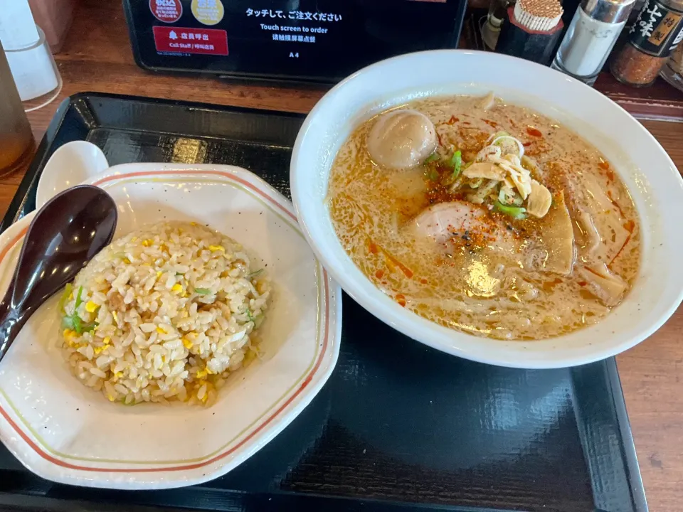 暑い日に熱いものを。北海道白味噌ラーメンと半チャーハン|Takeshi  Nagakiさん