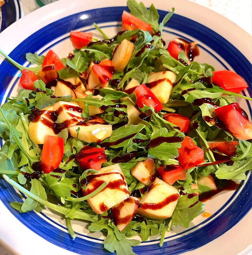 Arugula salad topped with honeycrisp apples & balsamic glaze|🌺IAnneさん