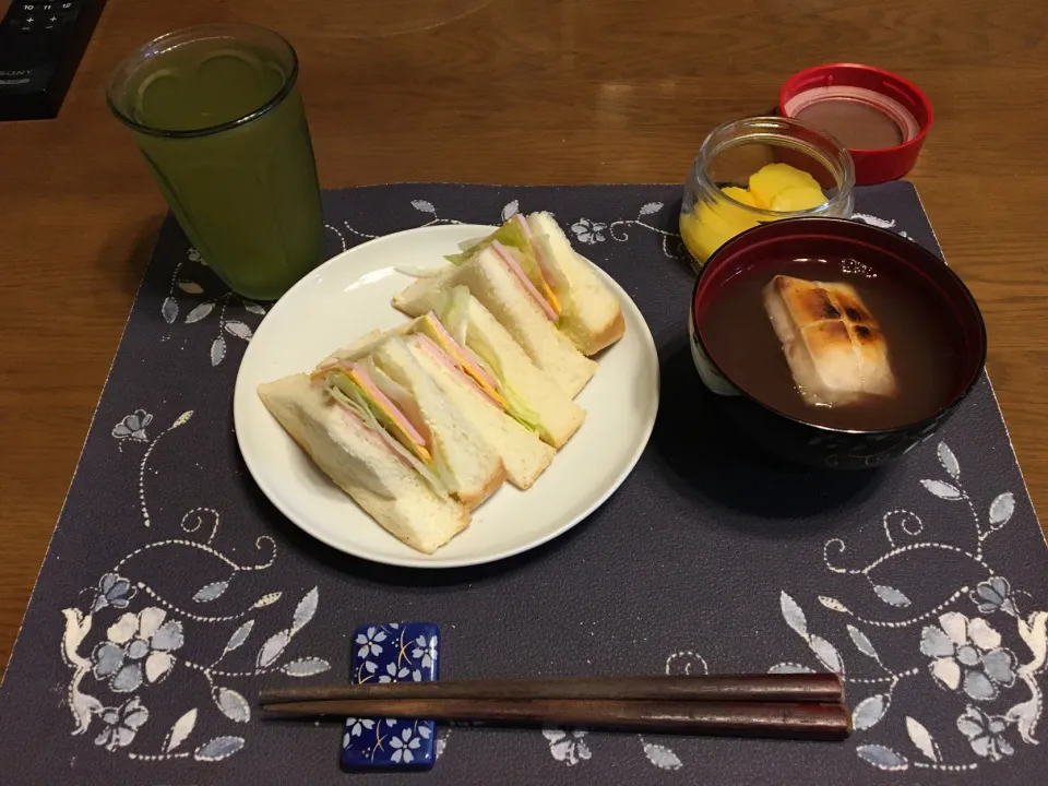 Snapdishの料理写真:サンドイッチ、お汁粉(昼飯)|enarinさん