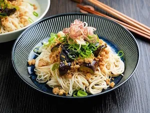 Snapdishの料理写真:まる生Wおろしぽん酢でさっぱり　なす＆ひき肉がけピリ辛そうめん|ヤマサ醤油公式アカウントさん